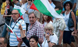 Bill 4 Venlige demonstranter Sofia Bulgarien 2013 (cropped)